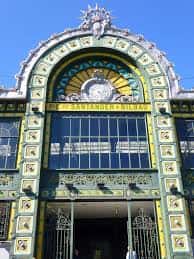 Detalle del gran arco ornamental de la fachada con vidrieras y reloj de época