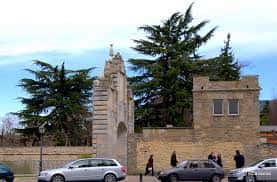 Portal de piedra histórico en el acceso al Parque de Antoniutti
