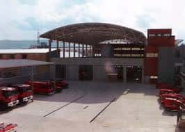 Vista general del patio exterior y la gran cubierta metálica del Parque de Bomberos