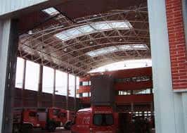 Zona de estacionamiento de vehículos de emergencia bajo la estructura techada
