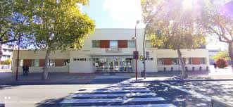 Fachada principal del Espacio Joven Sur en Valladolid con luz diurna