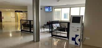 Vista del interior del centro de salud con zona de espera y punto de información