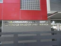 Fachada del edificio con el rótulo identificativo del Centro de Salud Lakua-Arriaga