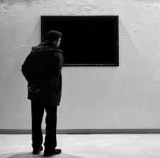 Persona contemplando una obra expuesta en la sala de la galería
