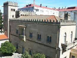 Edificio histórico de piedra con torre y detalles arquitectónicos tradicionales