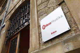 Placa identificativa de Bilbao Musika en la fachada de piedra del edificio
