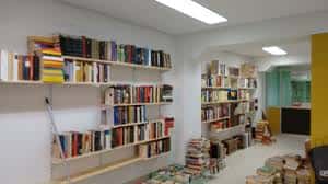 Vista de las estanterías blancas y la organización de libros en el interior del local