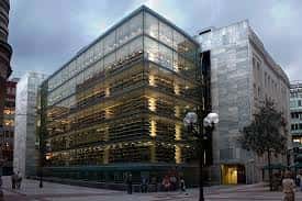 Exterior del edificio de la Biblioteca Foral de Bizkaia en Bilbao durante el día