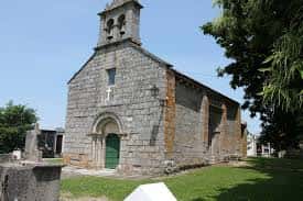 Fachada principal y campanario de la Iglesia de San Martiño de Tiobre