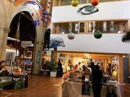 Interior del salón principal decorado para una feria de arte y mercado comunitario