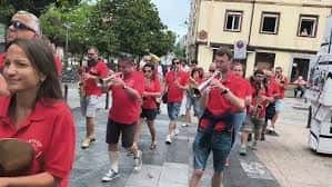 Pasacalles de la banda de música por las calles de Vitoria-Gasteiz