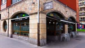 Fachada exterior de piedra del Café Bar Teo con zona de terraza