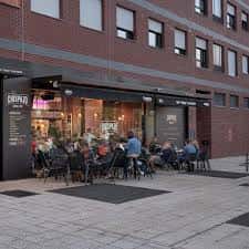 Terraza exterior del Chispazo Gastro & Pub con mesas y ambiente animado