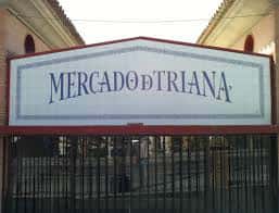Rótulo cerámico tradicional en la entrada del Mercado de Triana