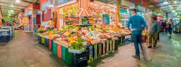 Perspectiva de un puesto de frutas y hortalizas en uno de los pasillos del mercado