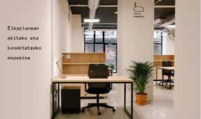 Espacio de trabajo moderno y luminoso con mobiliario de oficina