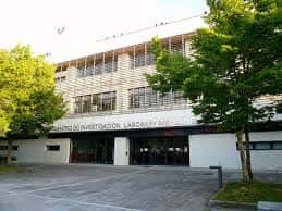 Entrada principal del Centro de Investigación Lucio Lascaray con zonas arboladas