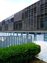 Detalle de la estructura exterior y terraza del centro de investigación