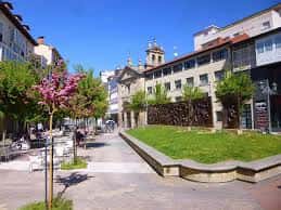 Vista de la Plaza del General Loma con zonas ajardinadas y arquitectura urbana