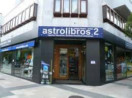 Vista exterior de la fachada y entrada principal de la librería Astrolibros.2 en Vitoria-Gasteiz