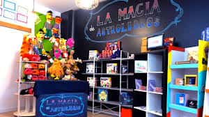 Interior de la librería con exposición de marionetas y estanterías de literatura infantil