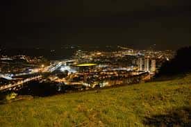 Vista nocturna de la ciudad de Bilbao iluminada desde el mirador del monte