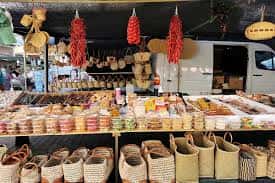 Puesto de productos tradicionales y artesanía en el mercadillo del recinto