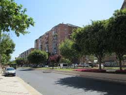 Vista de la Avenida de Europa con zonas verdes y edificios residenciales