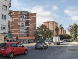 Perspectiva de la Avenida de Europa con edificios de viviendas y comercios