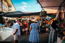 Ambiente del mercadillo callejero semanal en la zona de Virgen de Belén