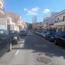 Vista de la Calle Marqués de Ovieco mostrando el entorno residencial y la vía pública