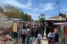 Puestos de venta en el mercadillo tradicional de la Calle Argéntea