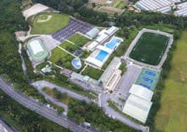 Vista aérea general de las instalaciones de la Ciudad Deportiva Amaya con sus campos de deporte y piscinas