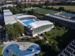 Panorámica de las piscinas exteriores y zonas verdes del complejo deportivo