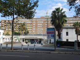 Vista exterior del Hospital Universitario Virgen del Rocío con zonas ajardinadas