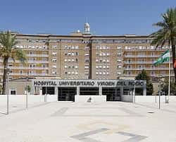 Fachada frontal y acceso principal al Hospital Universitario Virgen del Rocío