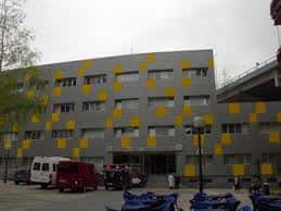 Vista de la fachada del edificio municipal con detalles decorativos en amarillo