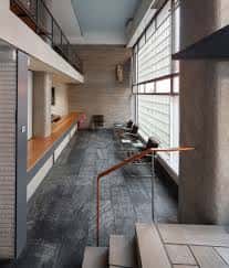 Zona de galería y ventanales con diseño arquitectónico moderno en la sede del COACAN