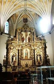 Interior de la iglesia con el retablo mayor y techos abovedados