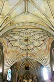 Detalle arquitectónico de las bóvedas de crucería góticas en el techo del templo
