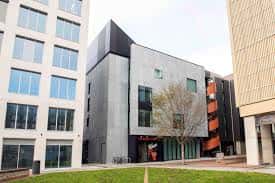 Vista exterior del edificio moderno The Dance Space en Brighton