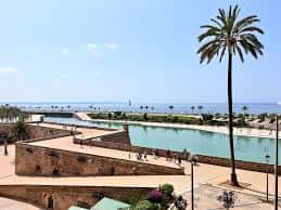 Arquitectura de las murallas y zonas peatonales junto al estanque