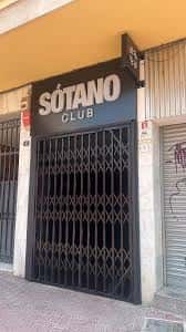 Fachada exterior con el letrero principal de Sótano Club