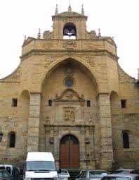 Fachada principal de piedra de la Iglesia de la Encarnación