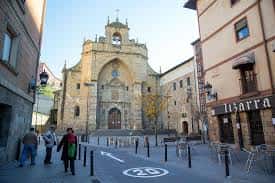 Vista de la iglesia integrada en su entorno urbano y plaza