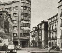 Vista histórica de la Plaza de Italia con arquitectura clásica y vehículos de época
