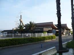 Vista exterior de la Estación Marítima de Santander con su característica cubierta ondulada y palmeras