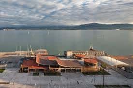 Perspectiva aérea de la Estación Marítima situada junto a la bahía de Santander