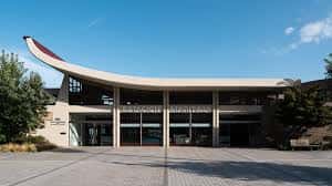 Fachada principal de la Estación Marítima de Santander con el nombre del edificio y su diseño vanguardista