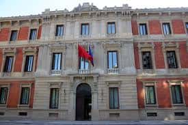 Fachada principal del Parlamento de Navarra con banderas